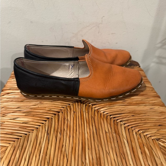 Women’s Sabah Tan and Black Leather Loafers Size 10.5 - Picture 3 of 5